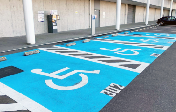 車椅子を使用している方、身体に障がいのある方など、歩行が困難な方専用の駐車スペース